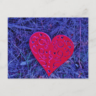 Rotes rosa Herz auf lila Gras. Postkarte