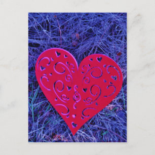 Rotes rosa Herz auf lila Gras Postkarte