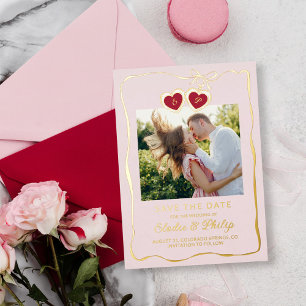 Rotes rosa Herzförmiges Medaillon Monogramm Foto Folieneinladung