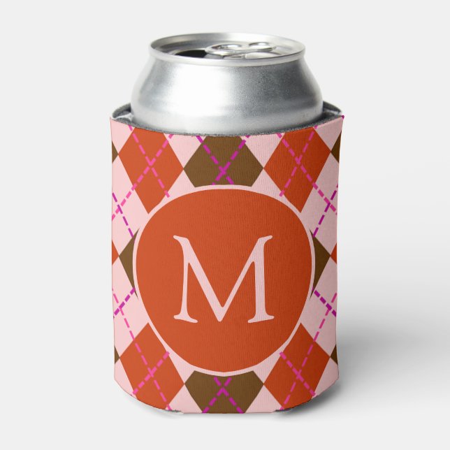 Rotes Rosa und Braunes Argyle-Muster-Monogramm Dosenkühler (Kanne Vorderseite)