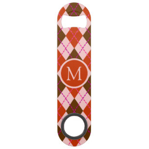 Rotes Rosa und Braunes Argyle-Muster-Monogramm Speed Flaschenöffner
