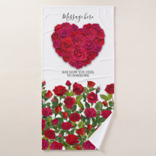 Rotes Rosenherz Romantisches Florales Maßgeschneid Badehandtuch