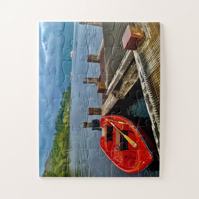 Rotes Ruderboot am ruhigen Glasgower Dock Puzzle (Vertikal)