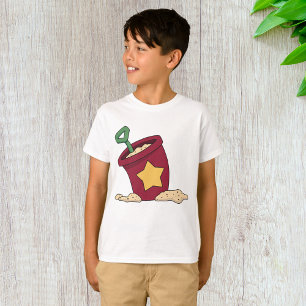 Rotes Sandkübel mit Stern und Schaufel T-Shirt