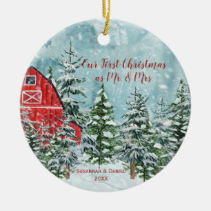 Rotes Scheunen-Kiefernbäume Schnee Unser erstes We Keramik Ornament