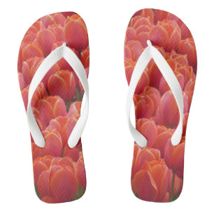 Rotes Tulpe-Feld drehen Reinfälle um Flip Flops