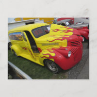 Rotes und gelbes Frisierte Auto
