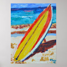 Rotes und gelbes Surfbrett auf sandigem Strand