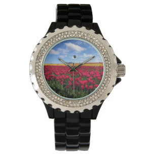 Rotes und gelbes Tulpenfeld mit Heißluftballon Armbanduhr