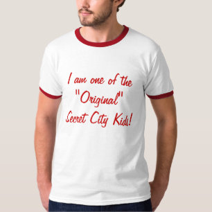 rotes und graues Shirt