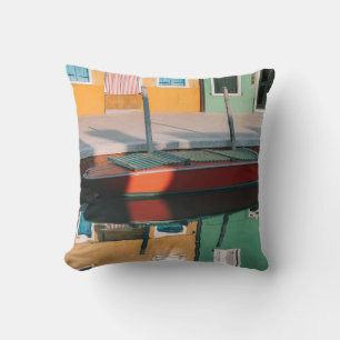 ROTES UND GRÜNES BOOT ANLEGEN AM STEG KISSEN