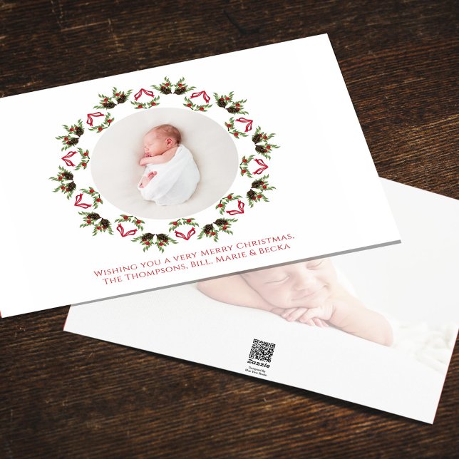 Rotes und grünes Foto Feiertagskarte (Christmas holiday greenery and pine cones wreath mandala design two photo card. )