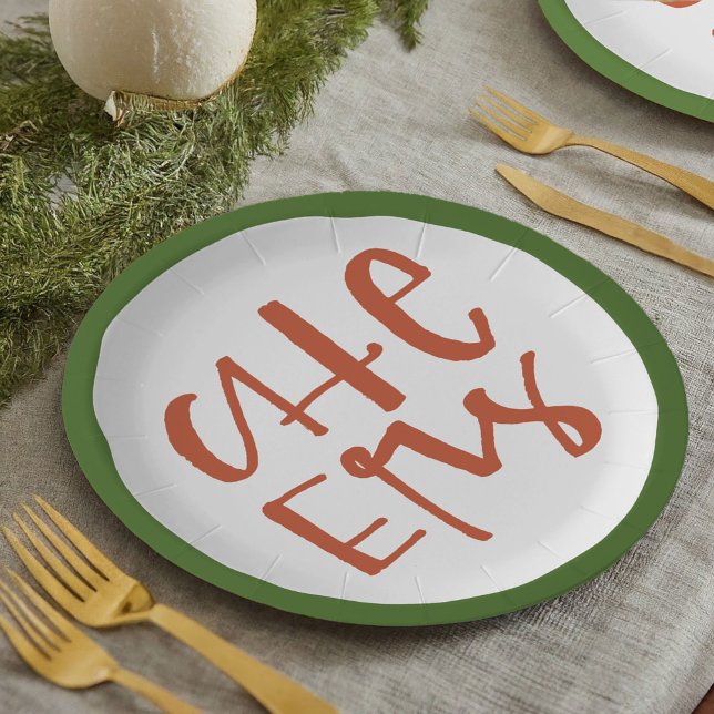 Rotes und grünes Party Pappteller (Festive red and green holiday party paper plates featuring a hand-lettered CHEERS!)