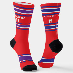 Rotes und lila Sporttrikot - Name Nummer Socken