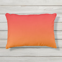 Rotes und orange Ombre Kissen im Freien