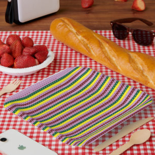 Rotes und orangefarbenes Packpapier mit glänzender Pappteller