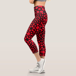 Rotes und schwarzes Schneeflockenmuster Capri Leggings