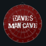 Rotes und weißes Dart Board Dartscheibe<br><div class="desc">Dieses speziell für die Grotte entwickelte Dartboard ist in dunkelrot mit weißem,  fett formatiertem Text gestaltet. Personalisieren Sie den Text nach Anzug Ihrer Bedürfnisse. Perfekte Geschenkidee für den Mann,  der Lieben Spiele.</div>