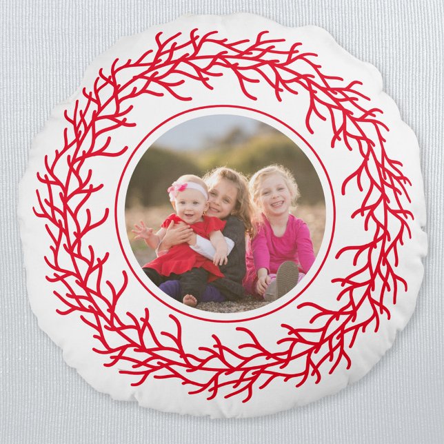 Rotes und weißes Foto Rundes Kissen (Photo modern Scandinavian red and white wreath holiday keepsake round pillow)