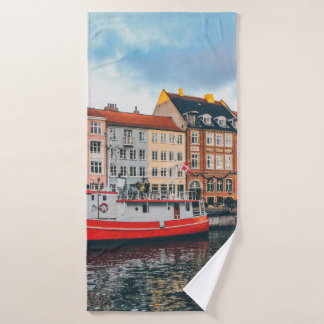 ROTES UND WEISSES KONKRETES GEBÄUDE BADEHANDTUCH