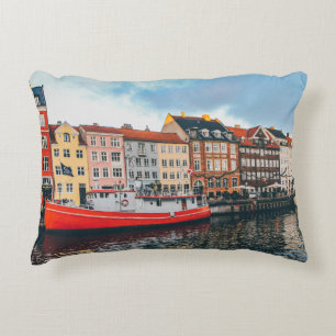 ROTES UND WEISSES KONKRETES GEBÄUDE DEKOKISSEN