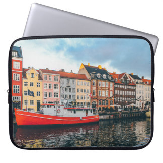 ROTES UND WEISSES KONKRETES GEBÄUDE LAPTOPSCHUTZHÜLLE
