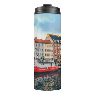 ROTES UND WEISSES KONKRETES GEBÄUDE THERMOSBECHER