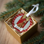 Rotes und weißes Muster, Muster, Foto für den Hund Ornament<br><div class="desc">Vergnügungs- und festliches Foto. Unser Design zeichnet sich durch einen fettweißen und roten Muster-Hintergrund aus. **Hintergrundfarbe kann in eine beliebige Farbe geändert werden ** Passen Sie mit dem Foto und dem Namen Ihres Haustieres an, das auf dem weißen Knochen abgelegt ist. Ein schöner goldener Bogen aus Imitaten wird auf dem...</div>