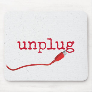 Rotes USB-Kabel mit UNPLUG-Text Mousepad