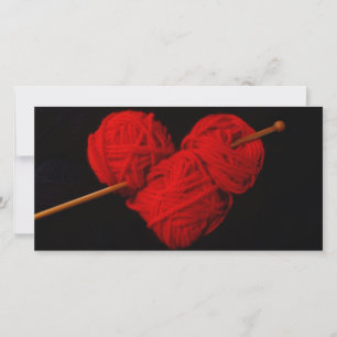 Rotes Wollherz mit Stricknadelfoto