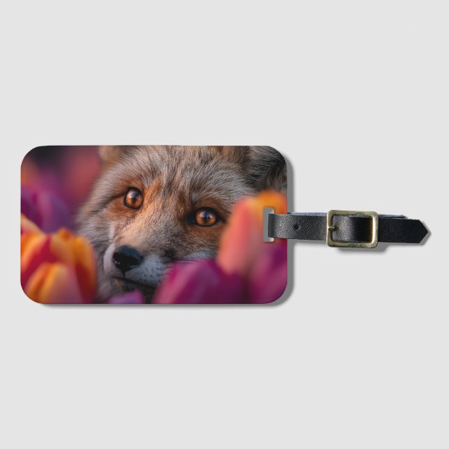 Rotfuchs späht durch rosa und orange Tulpen Gepäckanhänger (Vorderseite (Horizontal))
