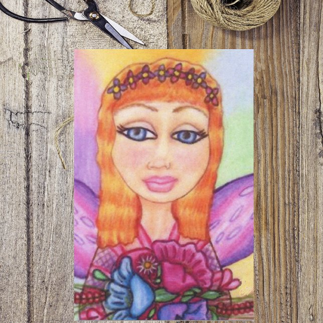 Rothaar-Fee Fae Frühlingsblumen Seidenpapier (Red haired fairy holding colourful flowers purple wings on tissue wrapping paper.)