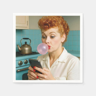 Rothaarige Frau im Retro-Look beim SMS-Schreiben a Serviette