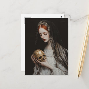 Rothaarige Frau mit einem goldenen Totenkopf Postkarte