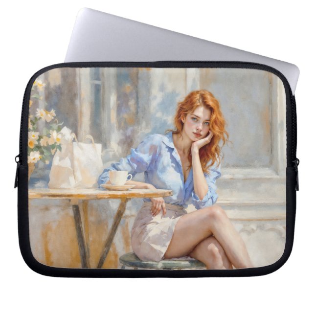 Rothaarige Schönheitsfrau sitzt in einem Café Soft Laptopschutzhülle (Vorderseite)