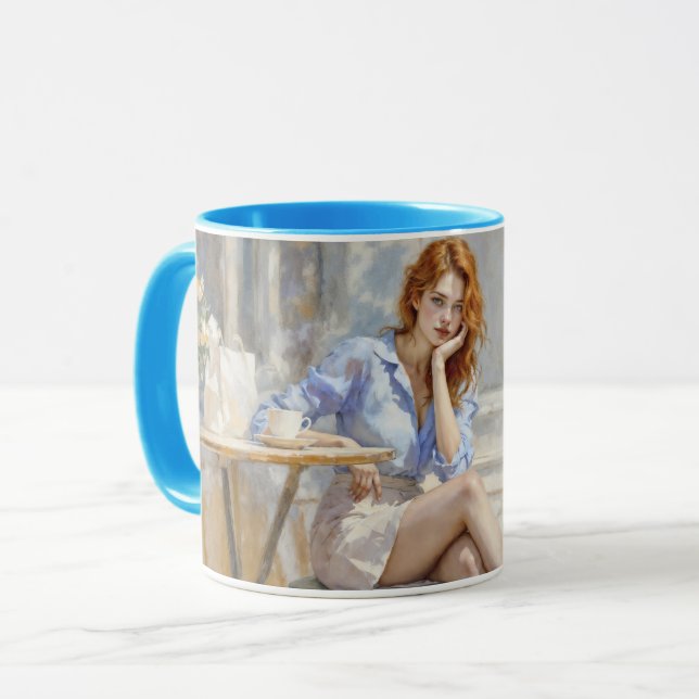 Rothaarige Schönheitsfrau sitzt in einem Café Soft Tasse (Vorderseite Links)