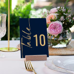 Rotkalligrafie Navy Blue Gold Script Hochzeit Tischnummer<br><div class="desc">Rotated Calligraphy Navy Blue und Gold Script Hochzeit. Tabelle ist Set in einem stylisch rotierten Skript zu den verlassen und Ihre Tischnummer zu rechts. Personalisieren Sie einfach die Zahl und fügen Sie jede Zahl Ihrem Warenkorb bei der Änderung separat hinzu. Das gleiche Design ist auf der anderen Seite und wird...</div>