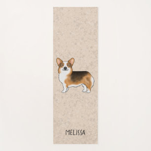 Rotköpfiger dreifarbiger Pembroke Welsh Corgi und Yogamatte