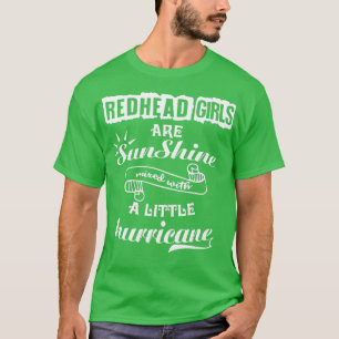 Rotkopfmädchen sind mit einem kleinen Hur vermisch T-Shirt