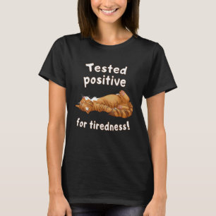 Rötlich getigerte Katze schlafend positiv auf Reif T-Shirt