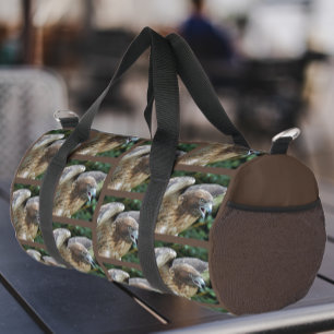 Rotschwanzfalkmuster auf Brown Duffle Bag