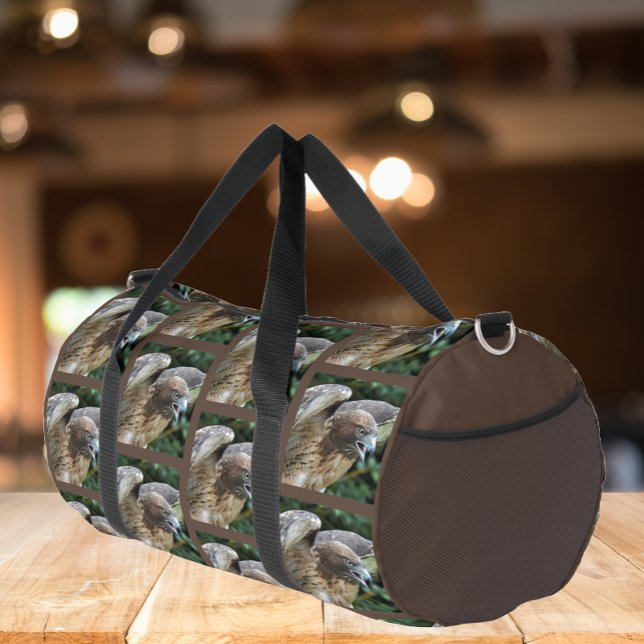 Rotschwanzfalkmuster auf Brown Duffle Bag (In Situ)