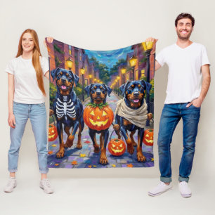 Rottweiler, die an Halloween in Kostümen Süßigkeit Fleecedecke