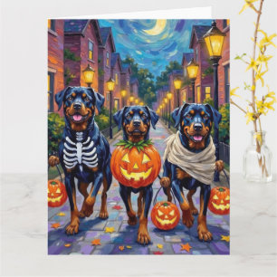 Rottweiler, die an Halloween in Kostümen Süßigkeit Karte
