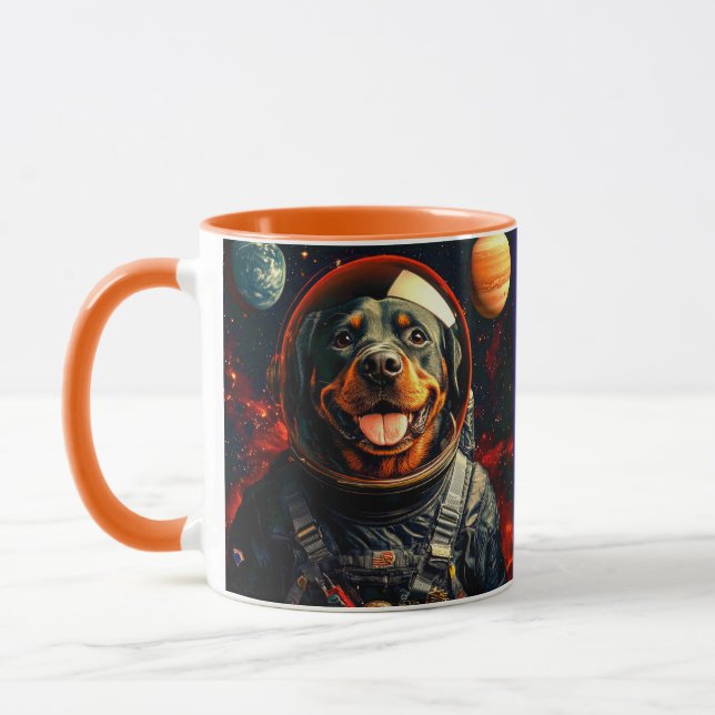 Rottweiler Explores Tasse (Links)