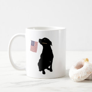 Rottweiler Holding US-amerikanische Flagge Kaffeetasse