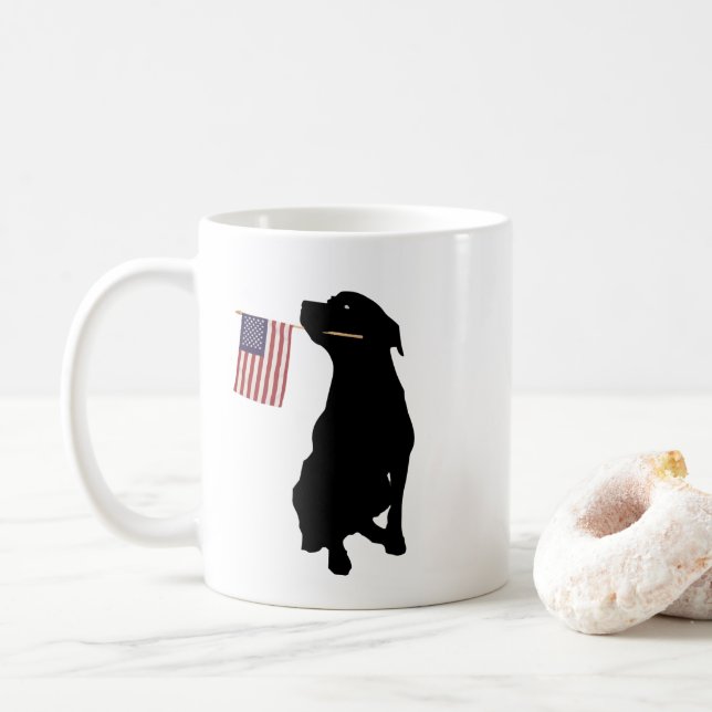 Rottweiler Holding US-amerikanische Flagge Kaffeetasse (Mit Donut)
