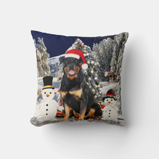Rottweiler Hund im Schnee mit Weihnachtsmannmütze Kissen (Vorderseite)
