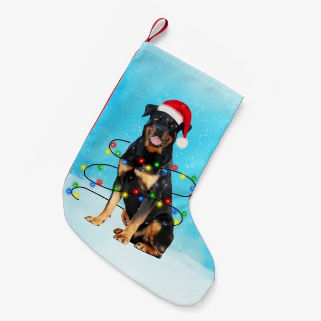 Rottweiler Hund im Schnee mit Weihnachtsmannmütze- Kleiner Weihnachtsstrumpf (Vorderansicht (hängend))