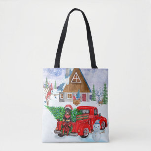 Rottweiler-Hund im Weihnachtslieferwagen Schnee